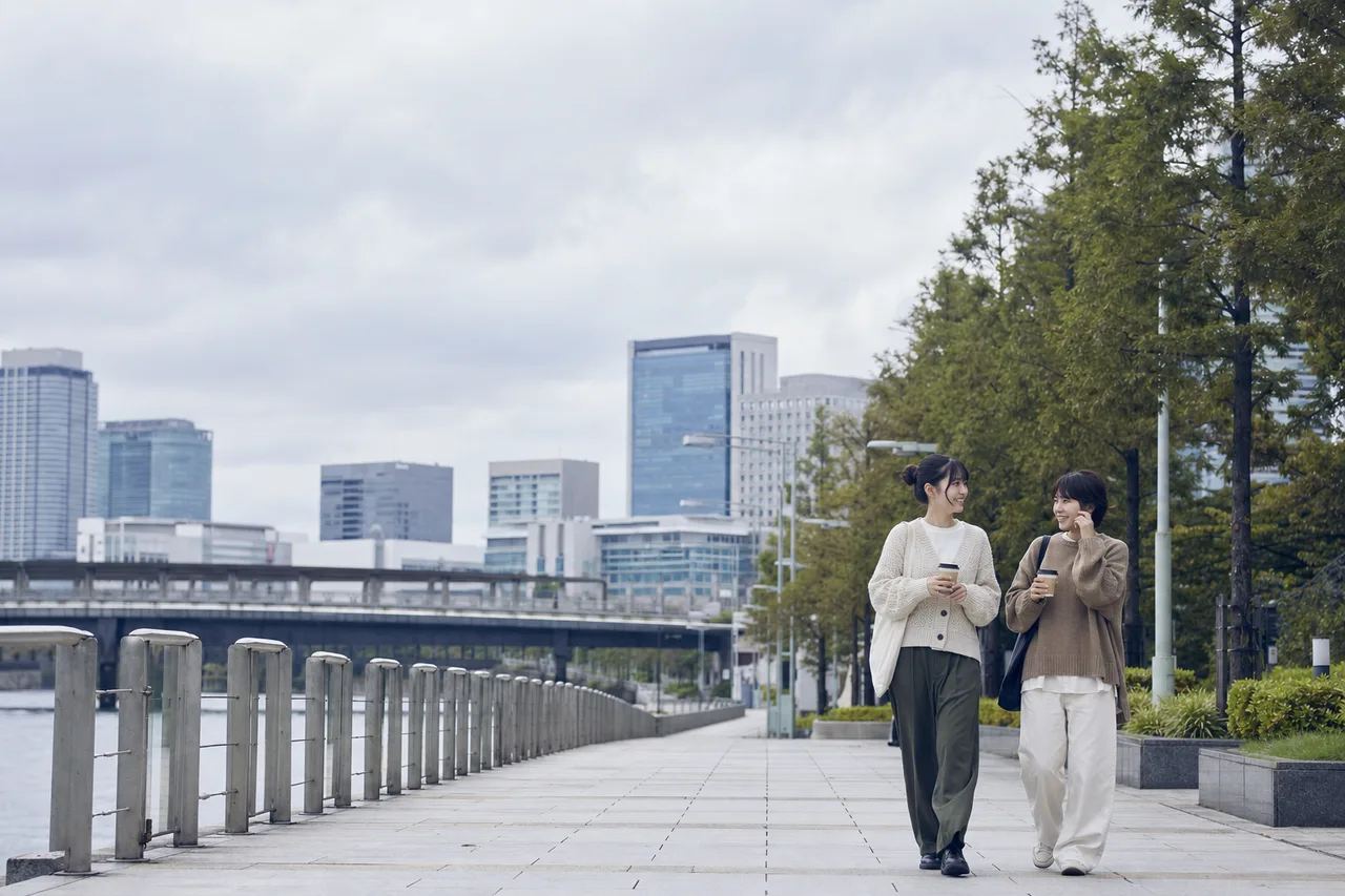 友人と過ごす穏やかな午後 0499。ライフスタイルをテーマにした、広告・Web・記事制作に使いやすい素材です。