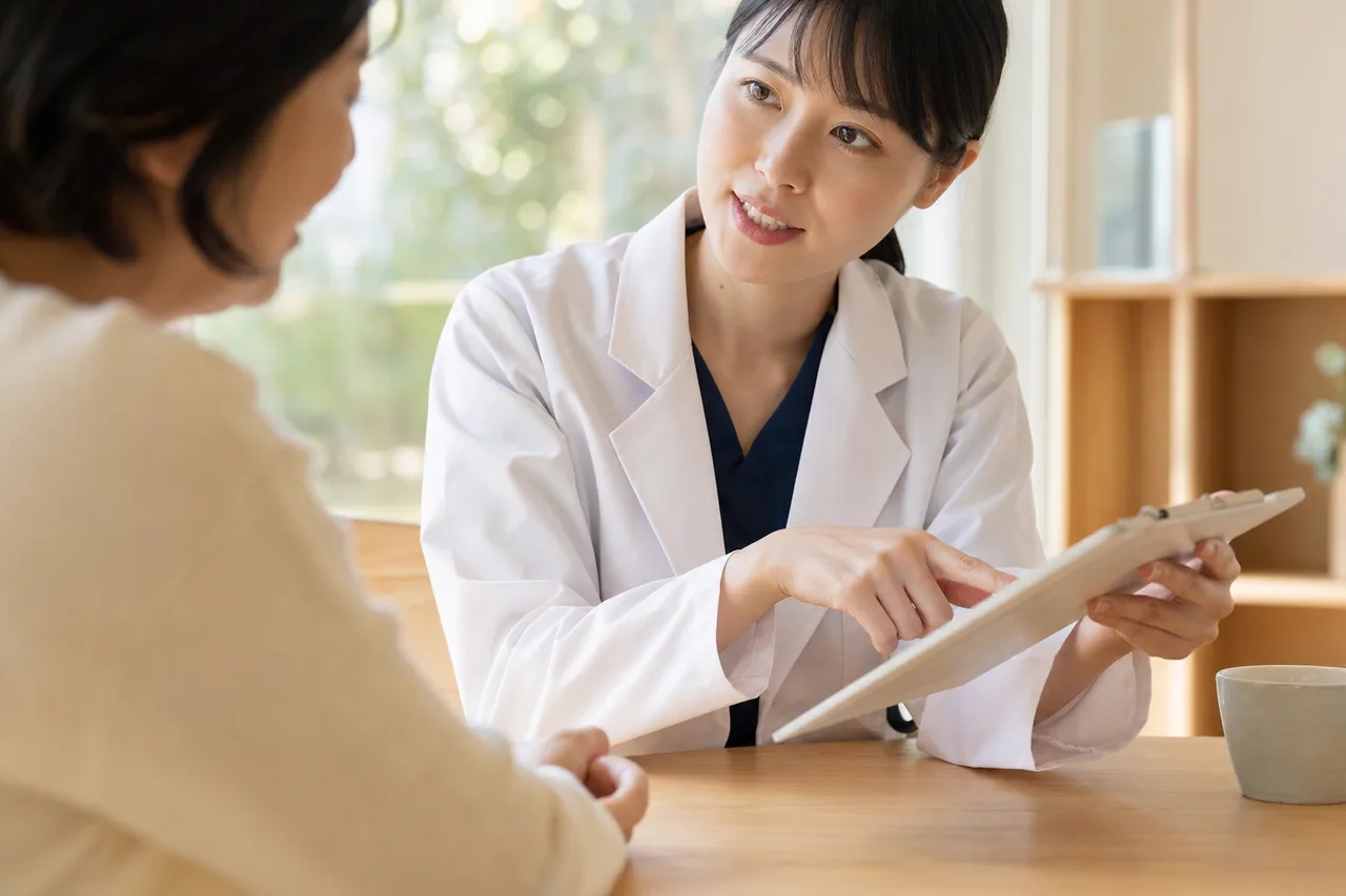 明るい医療施設での相談 0528。健康・医療をテーマにした、広告・Web・記事制作に使いやすい素材です。