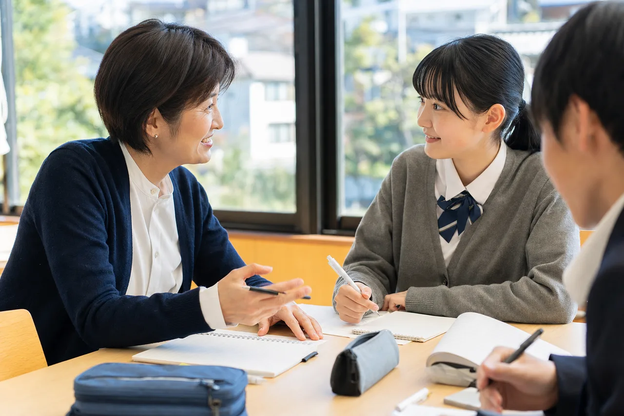 対話型の授業風景 0529。教育をテーマにした、広告・Web・記事制作に使いやすい素材です。