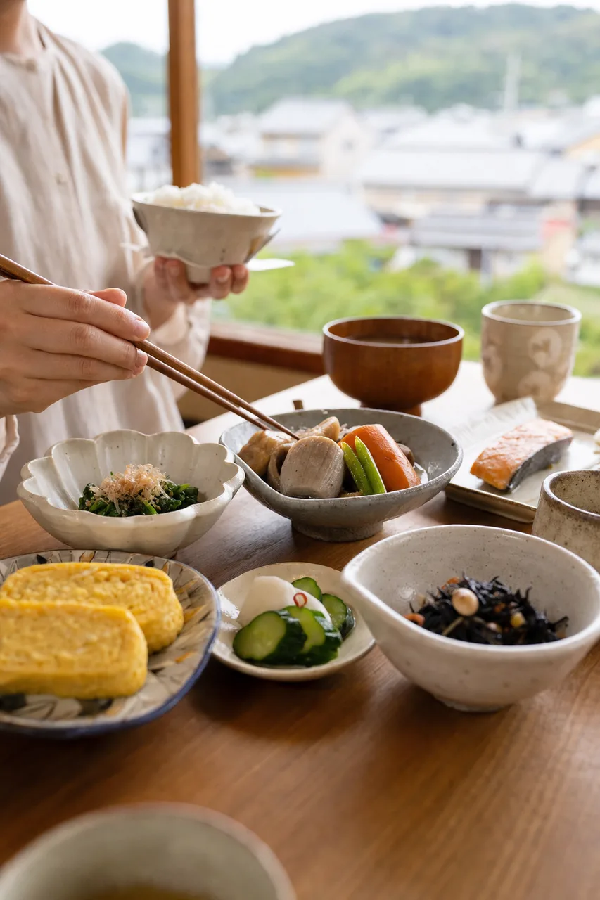 旬の和食の食卓 0584。食べ物をテーマにした、広告・Web・記事制作に使いやすい素材です。