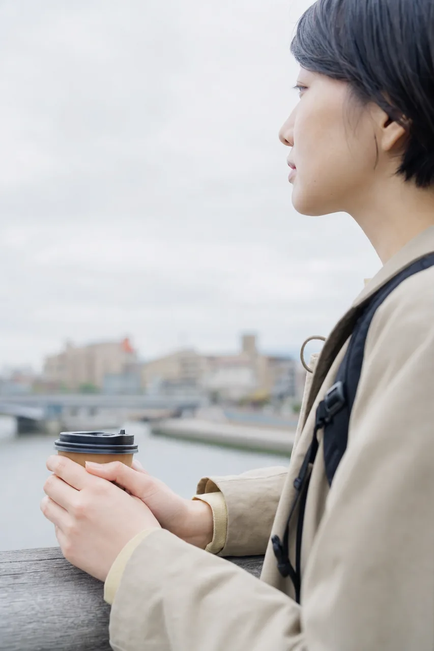 日本の地方都市を歩く旅人 0586。旅行をテーマにした、広告・Web・記事制作に使いやすい素材です。