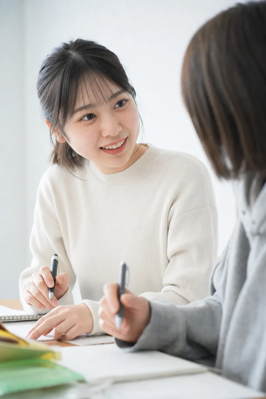 対話型の授業風景 0589。教育をテーマにした、広告・Web・記事制作に使いやすい素材です。
