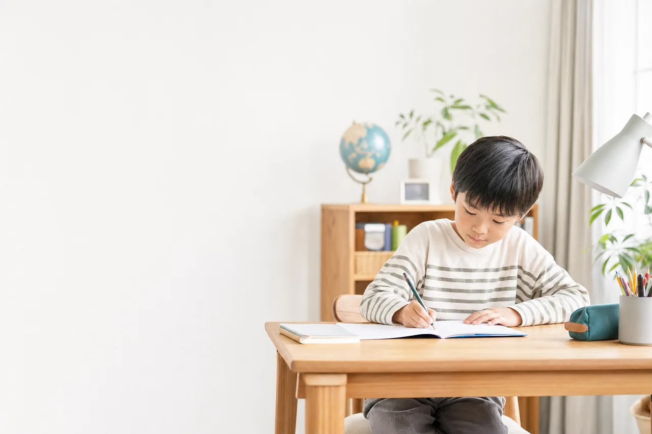 自宅で学ぶ子ども 0601。教育をテーマにした、広告・Web・記事制作に使いやすい素材です。
