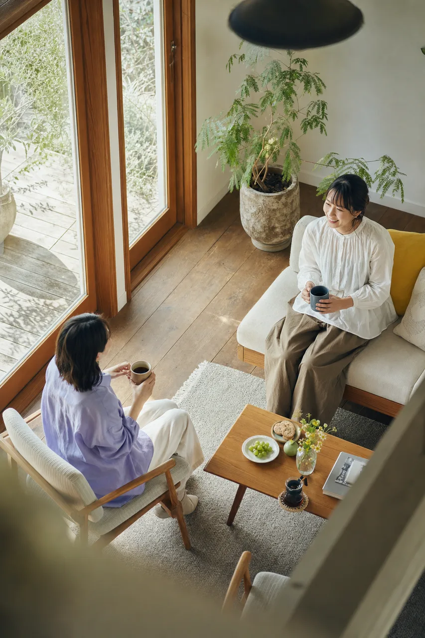 友人と過ごす穏やかな午後 0619。ライフスタイルをテーマにした、広告・Web・記事制作に使いやすい素材です。
