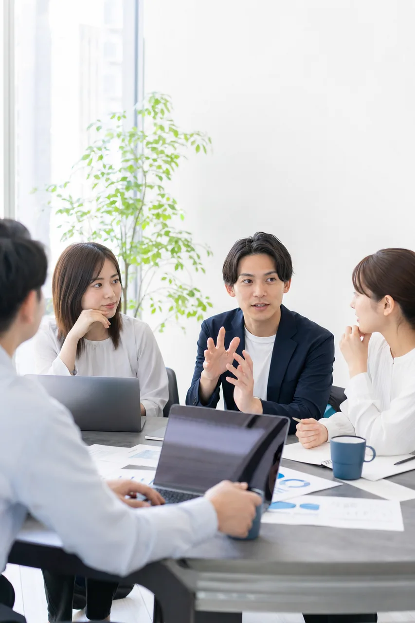 小規模チームの企画会議 0642。ビジネスをテーマにした、広告・Web・記事制作に使いやすい素材です。