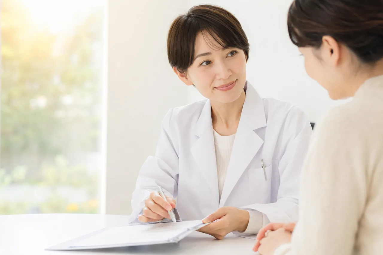 明るい医療施設での相談 0648。健康・医療をテーマにした、広告・Web・記事制作に使いやすい素材です。