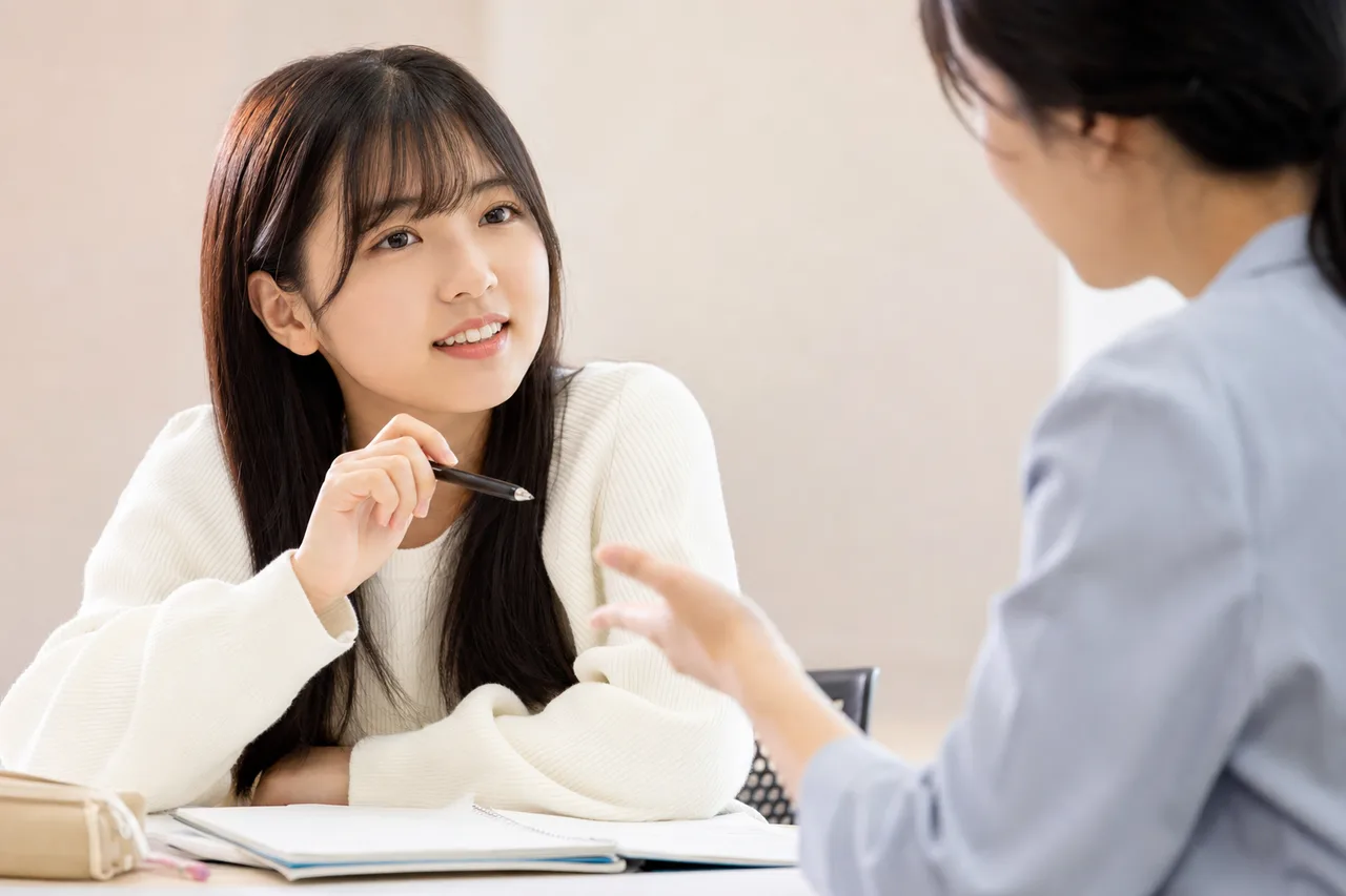 対話型の授業風景 0649。教育をテーマにした、広告・Web・記事制作に使いやすい素材です。