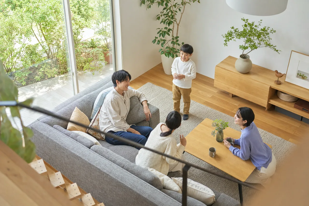 家族が集まるリビング 0674。住宅・建築をテーマにした、広告・Web・記事制作に使いやすい素材です。