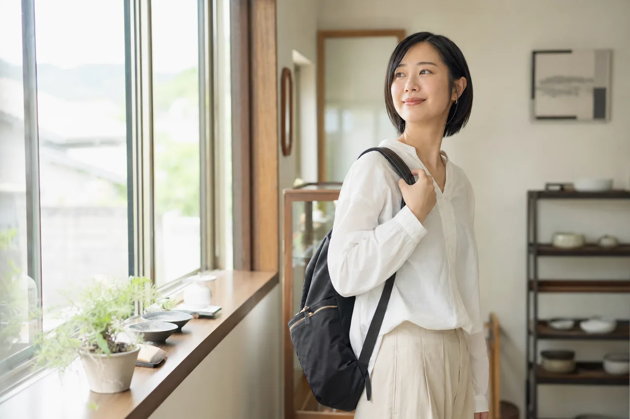 日本の地方都市を歩く旅人 0706。旅行をテーマにした、広告・Web・記事制作に使いやすい素材です。
