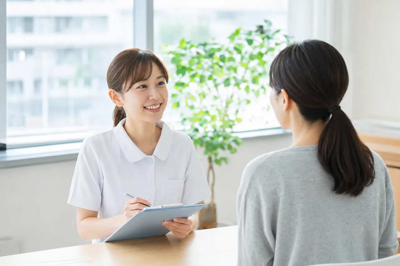 明るい医療施設での相談 0708。健康・医療をテーマにした、広告・Web・記事制作に使いやすい素材です。
