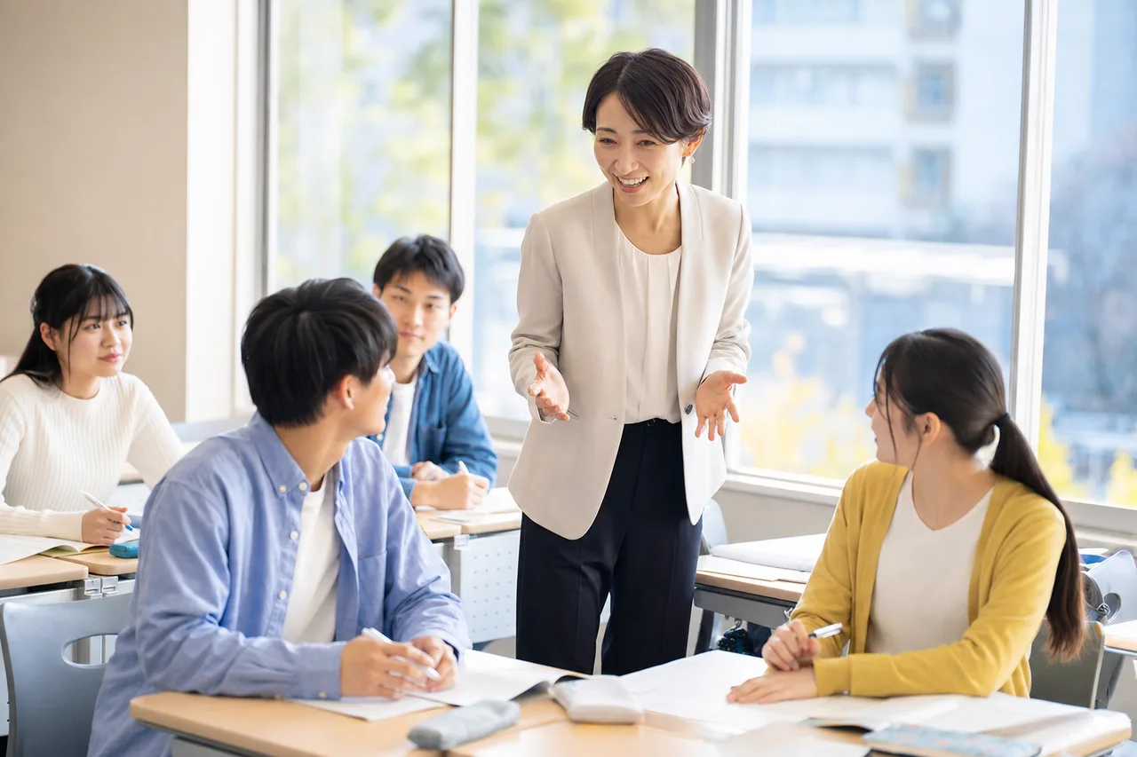対話型の授業風景 0709。教育をテーマにした、広告・Web・記事制作に使いやすい素材です。