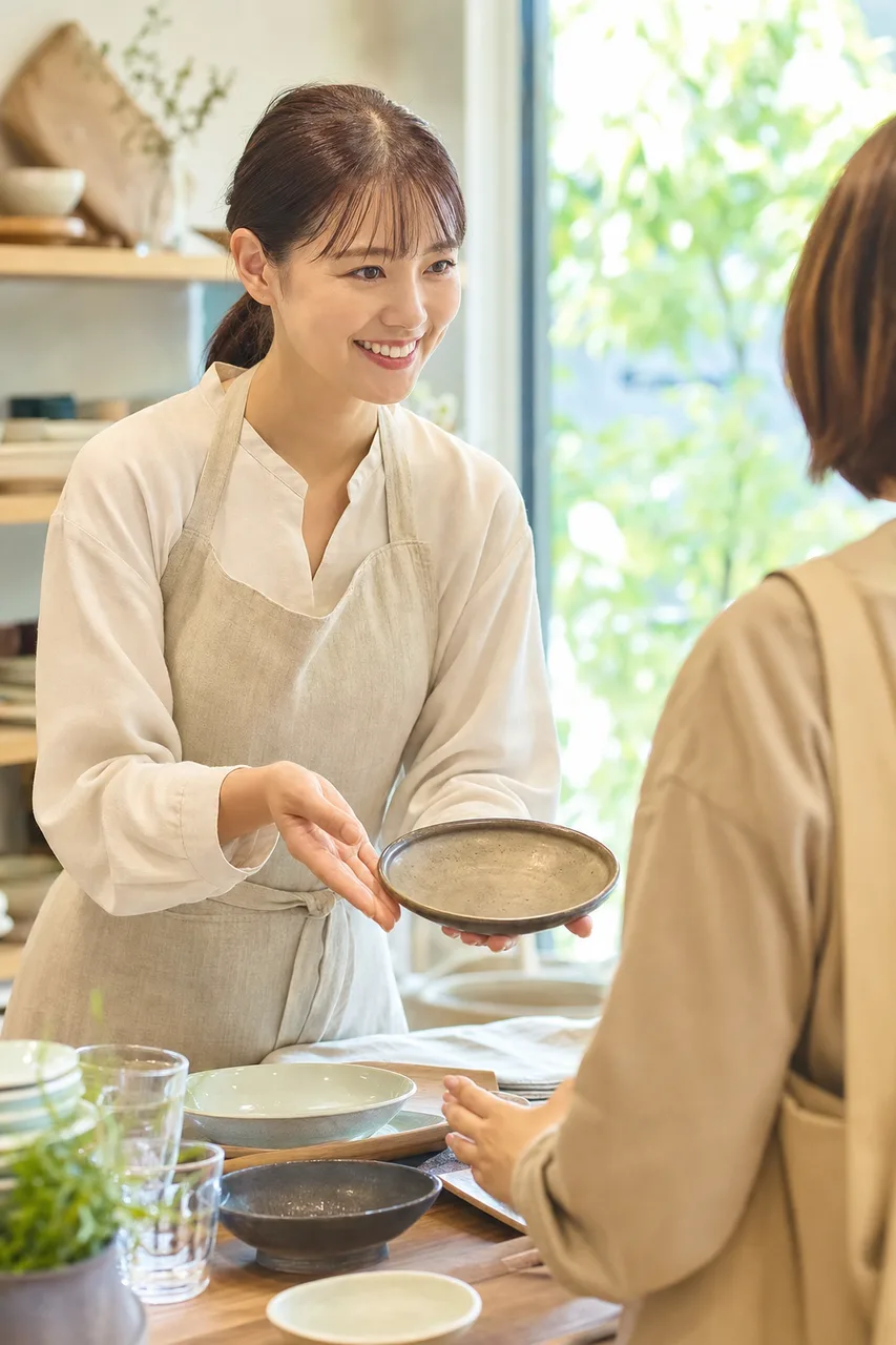 店舗スタッフの接客 0714。ビジネスをテーマにした、広告・Web・記事制作に使いやすい素材です。