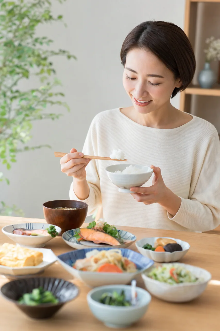 旬の和食の食卓 0764。食べ物をテーマにした、広告・Web・記事制作に使いやすい素材です。