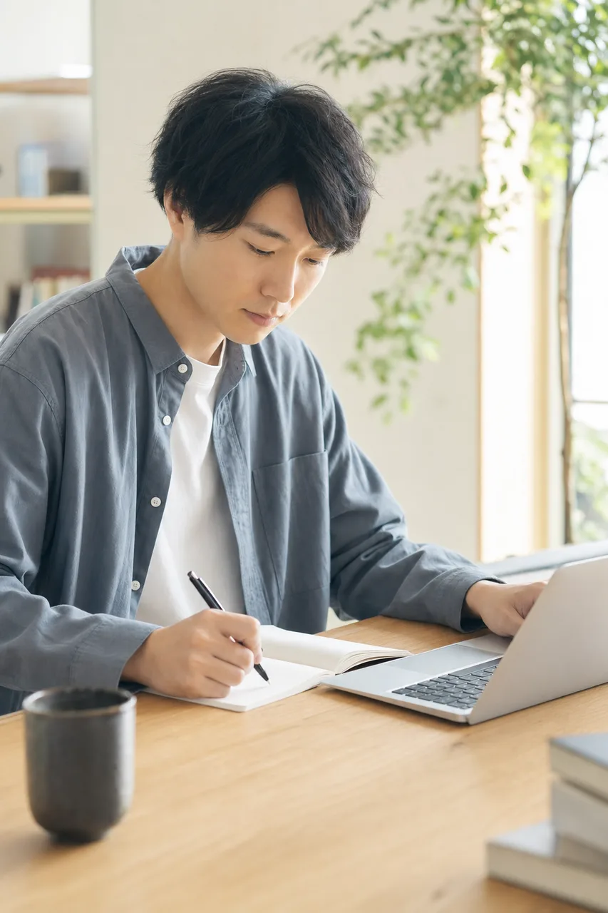 一人で集中する若い社会人 0785。人物をテーマにした、広告・Web・記事制作に使いやすい素材です。