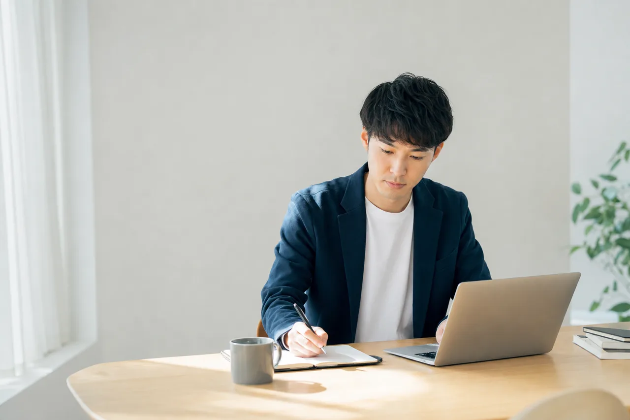 社会人のリスキリング 0793。教育をテーマにした、広告・Web・記事制作に使いやすい素材です。