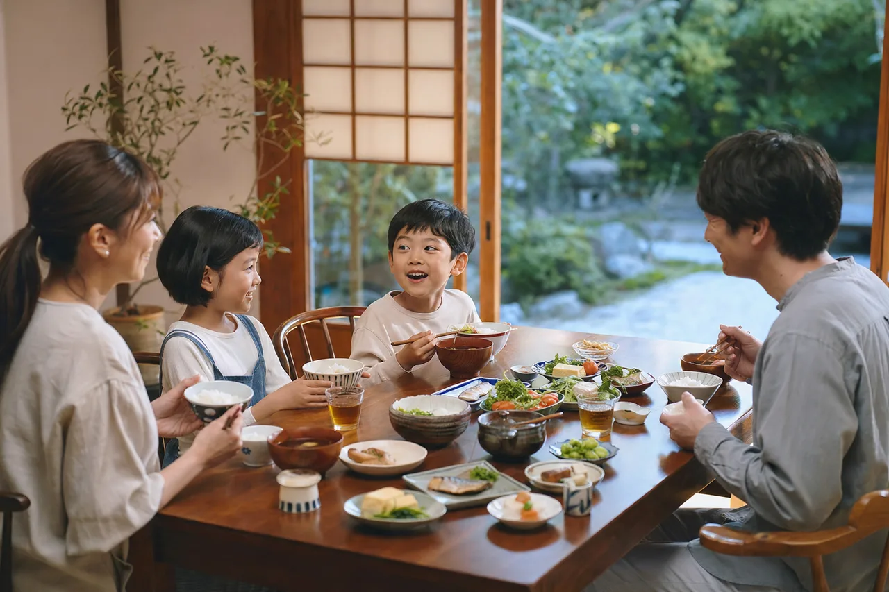 旬の和食の食卓 0824。食べ物をテーマにした、広告・Web・記事制作に使いやすい素材です。