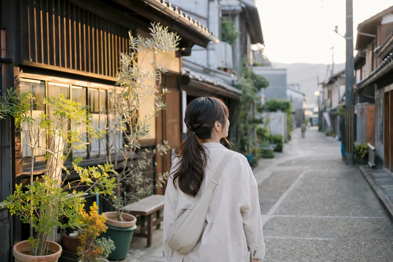 日本の地方都市を歩く旅人 0826。旅行をテーマにした、広告・Web・記事制作に使いやすい素材です。