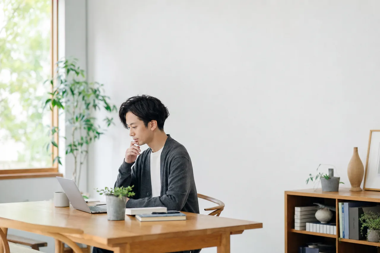 リモートワークの作業風景 0858。ビジネスをテーマにした、広告・Web・記事制作に使いやすい素材です。