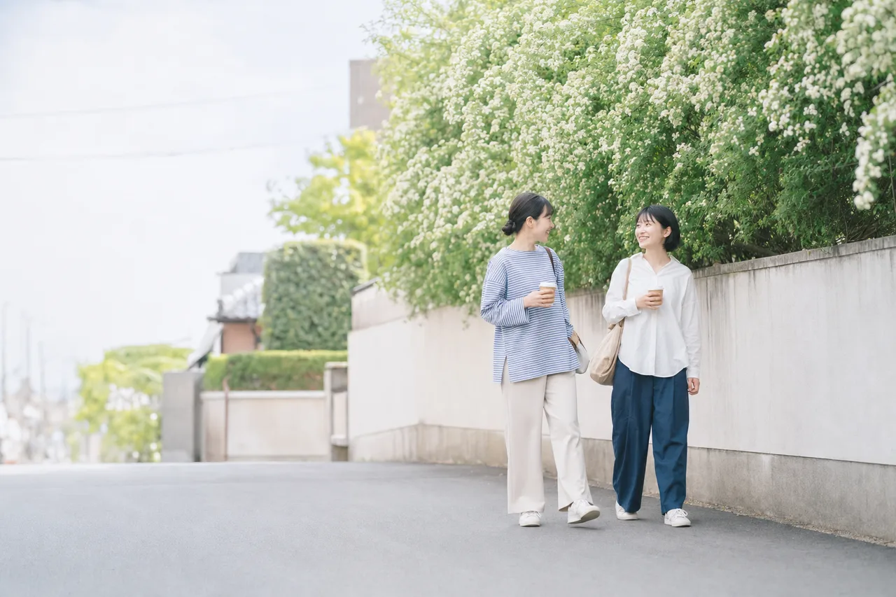 友人と過ごす穏やかな午後 0859。ライフスタイルをテーマにした、広告・Web・記事制作に使いやすい素材です。
