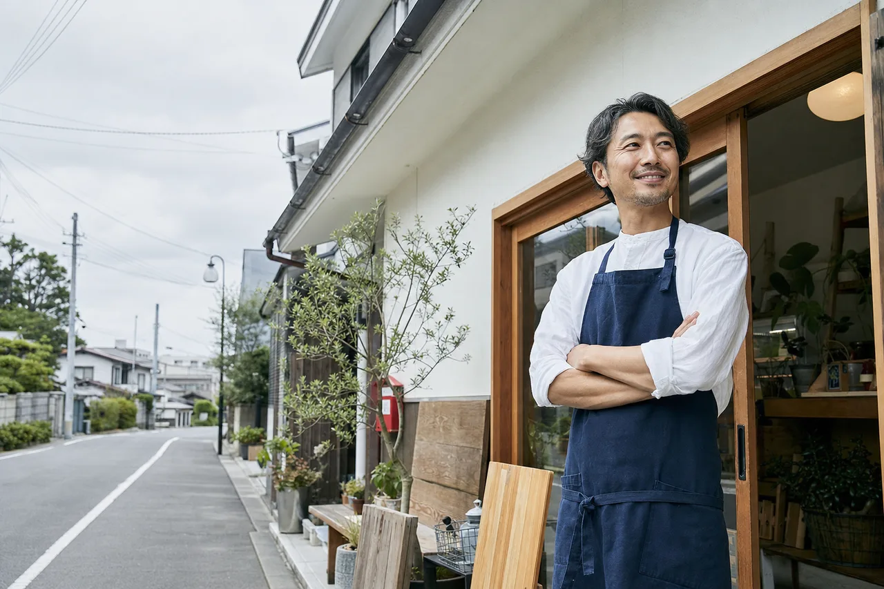 地域の小売店を営むオーナー（Webサイト用）。地域の小売店を営むオーナーをテーマに、Webサイト用として使いやすく構成した商用AI素材です。