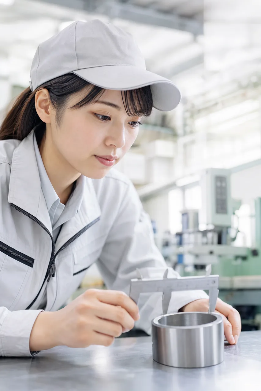 日本の製造現場で確認する技術者（Webサイト用）。日本の製造現場で確認する技術者をテーマに、Webサイト用として使いやすく構成した商用AI素材です。