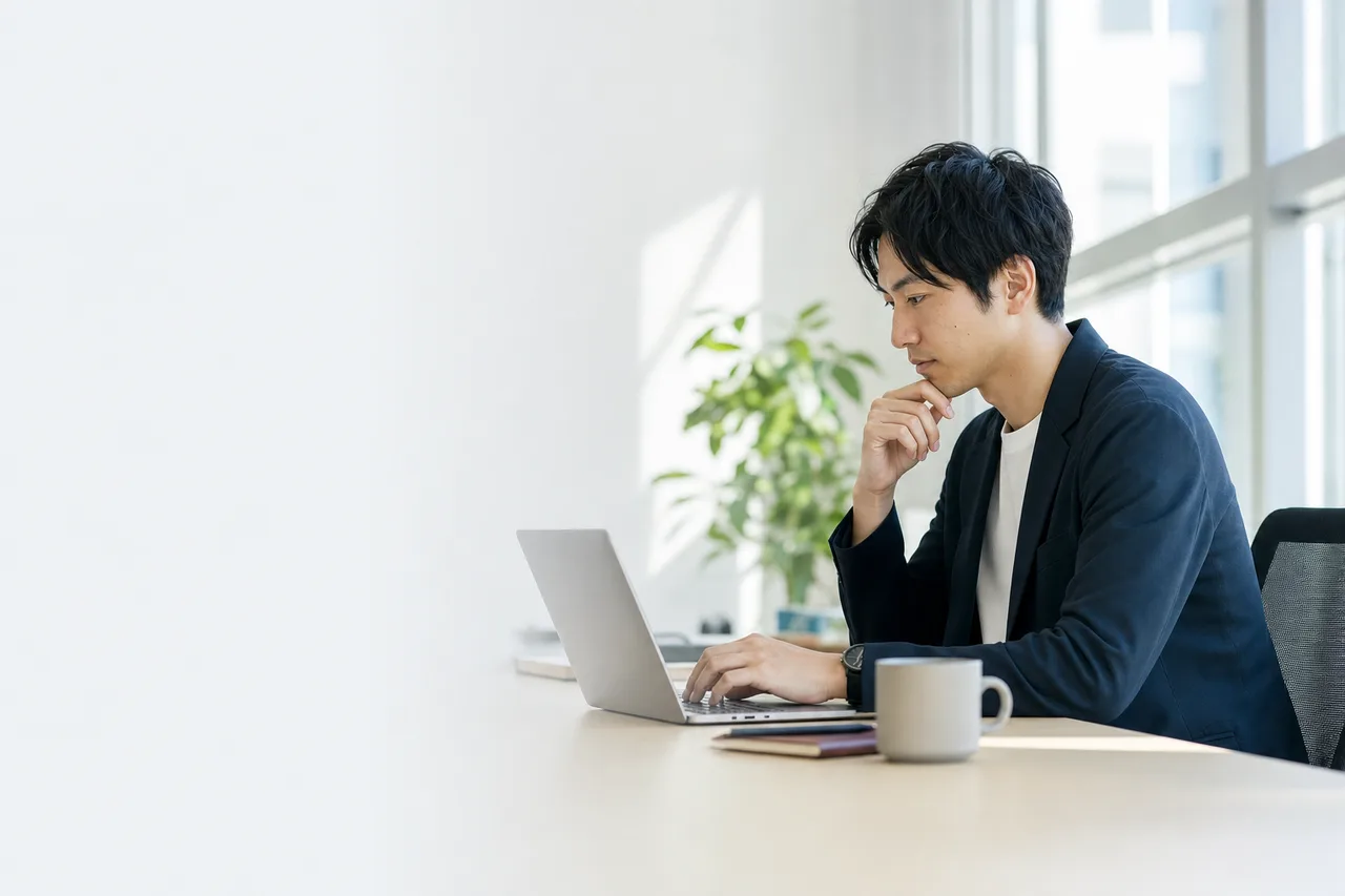 クラウド上のデータを管理するエンジニア（Webサイト用）。クラウド上のデータを管理するエンジニアをテーマに、Webサイト用として使いやすく構成した商用AI素材です。