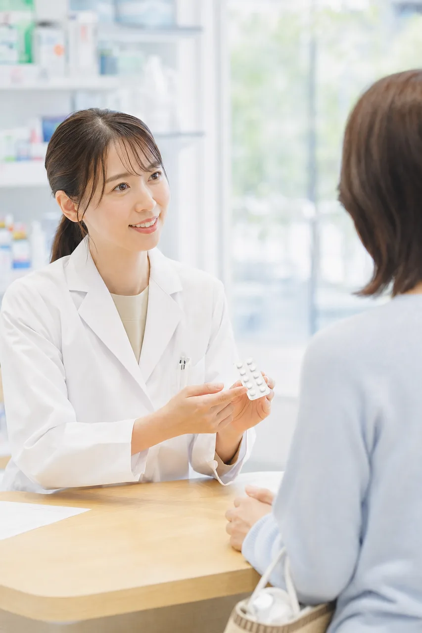 薬局で服薬説明をする薬剤師（Webサイト用）。薬局で服薬説明をする薬剤師をテーマに、Webサイト用として使いやすく構成した商用AI素材です。
