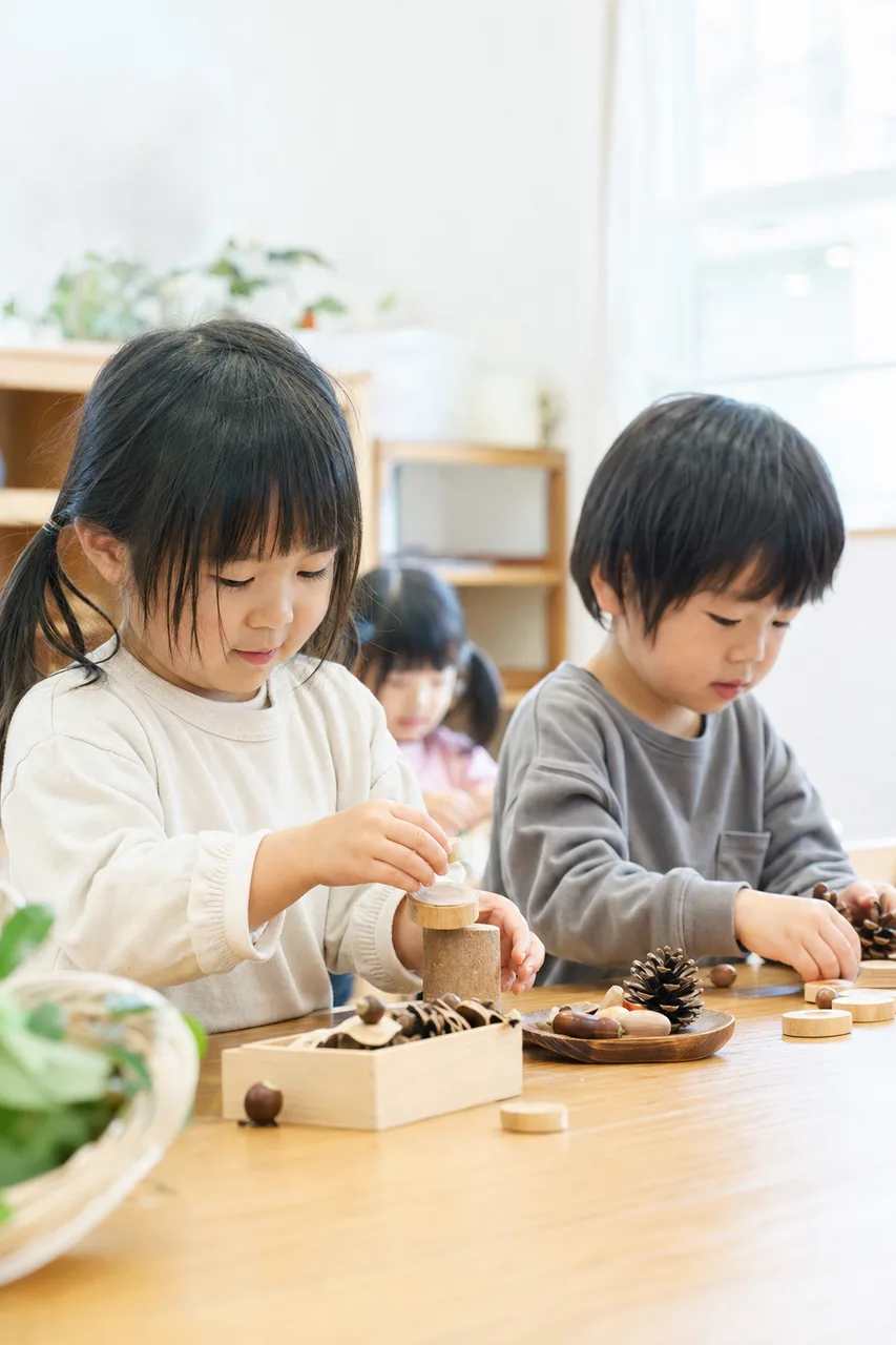 保育園で遊びながら学ぶ子どもたち（Webサイト用）。保育園で遊びながら学ぶ子どもたちをテーマに、Webサイト用として使いやすく構成した商用AI素材です。