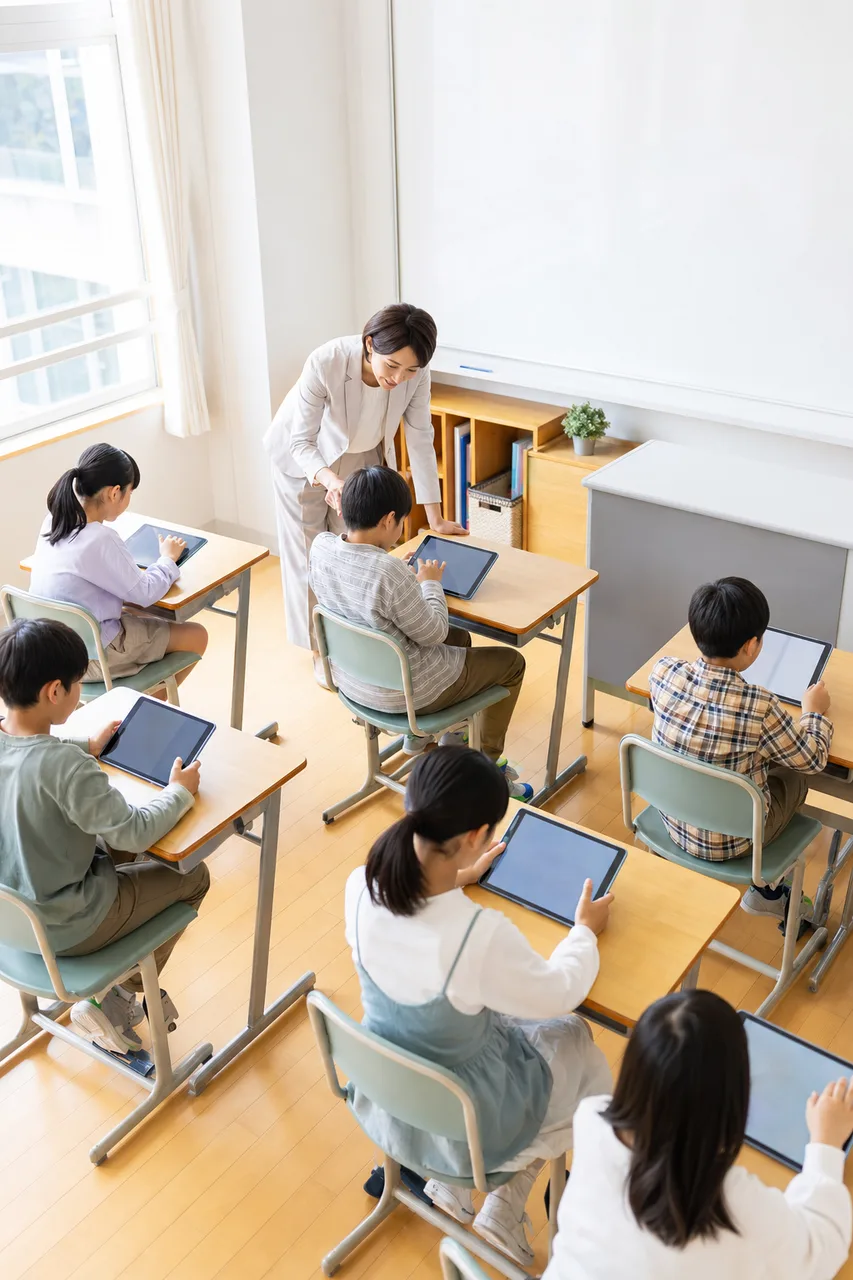 タブレットを使う日本の小学校の授業（Webサイト用）。タブレットを使う日本の小学校の授業をテーマに、Webサイト用として使いやすく構成した商用AI素材です。