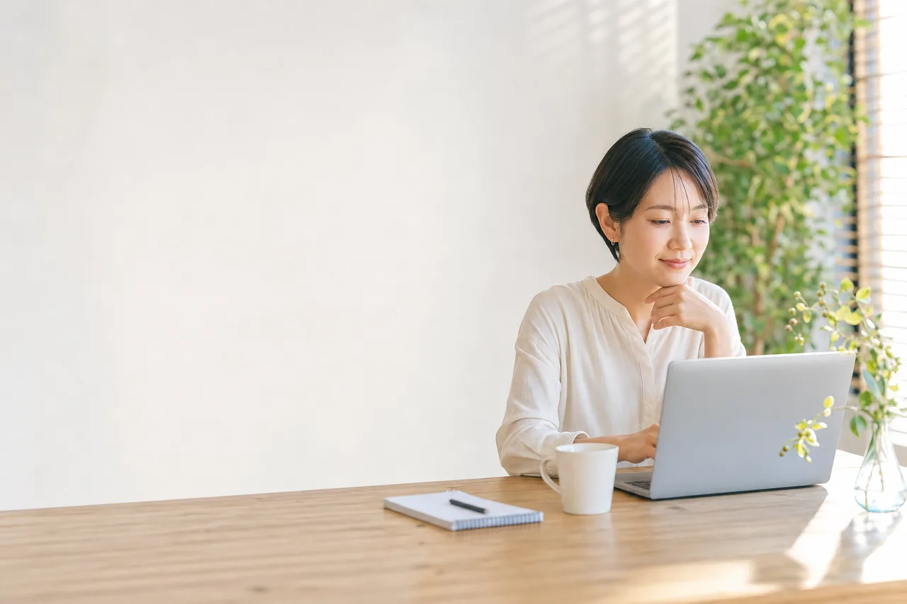 デジタルスキルを学び直す社会人（Webサイト用）。デジタルスキルを学び直す社会人をテーマに、Webサイト用として使いやすく構成した商用AI素材です。