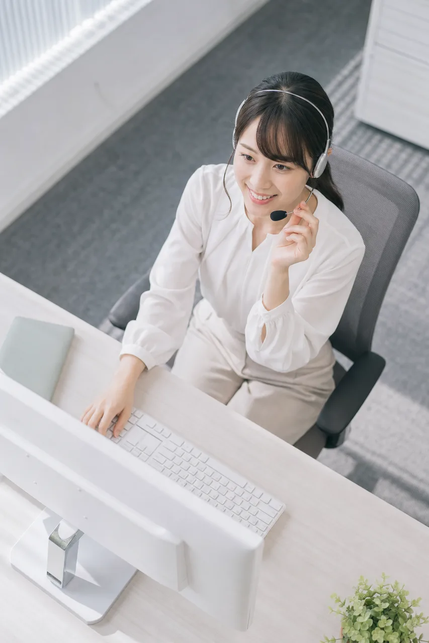 日本人のカスタマーサポート担当者（SNS広告用）。日本人のカスタマーサポート担当者をテーマに、SNS広告用として使いやすく構成した商用AI素材です。