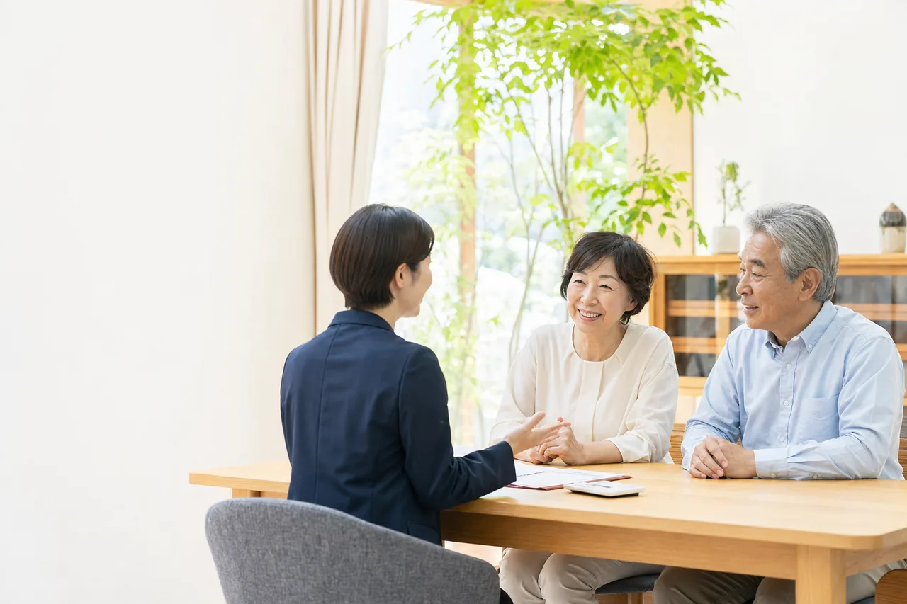シニア夫婦への保険と資産形成の相談（SNS広告用）。シニア夫婦への保険と資産形成の相談をテーマに、SNS広告用として使いやすく構成した商用AI素材です。
