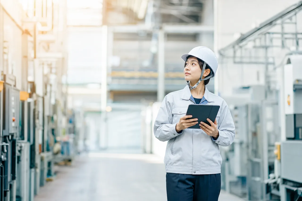 日本の製造現場で確認する技術者（SNS広告用）。日本の製造現場で確認する技術者をテーマに、SNS広告用として使いやすく構成した商用AI素材です。