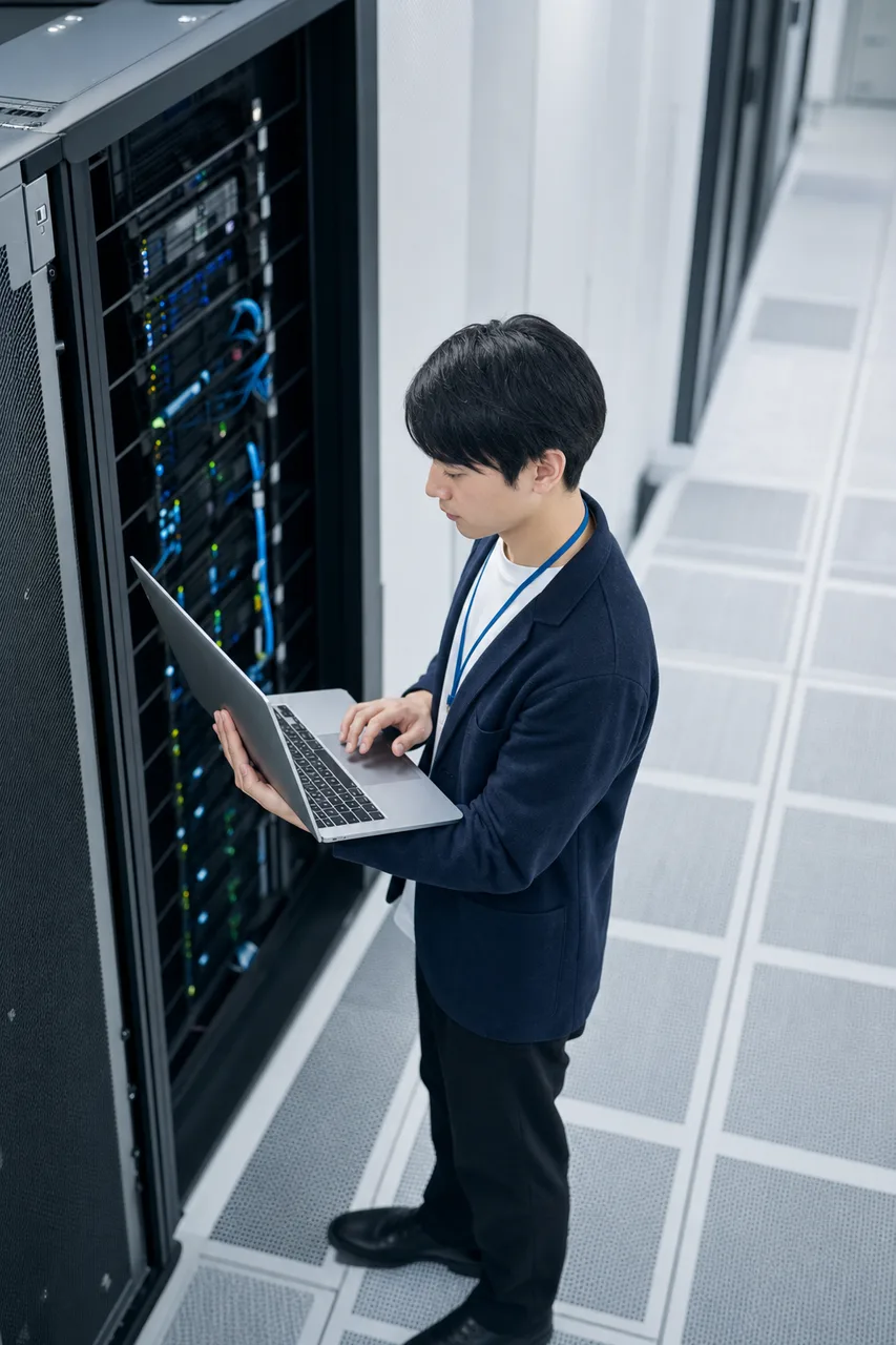 クラウド上のデータを管理するエンジニア（SNS広告用）。クラウド上のデータを管理するエンジニアをテーマに、SNS広告用として使いやすく構成した商用AI素材です。