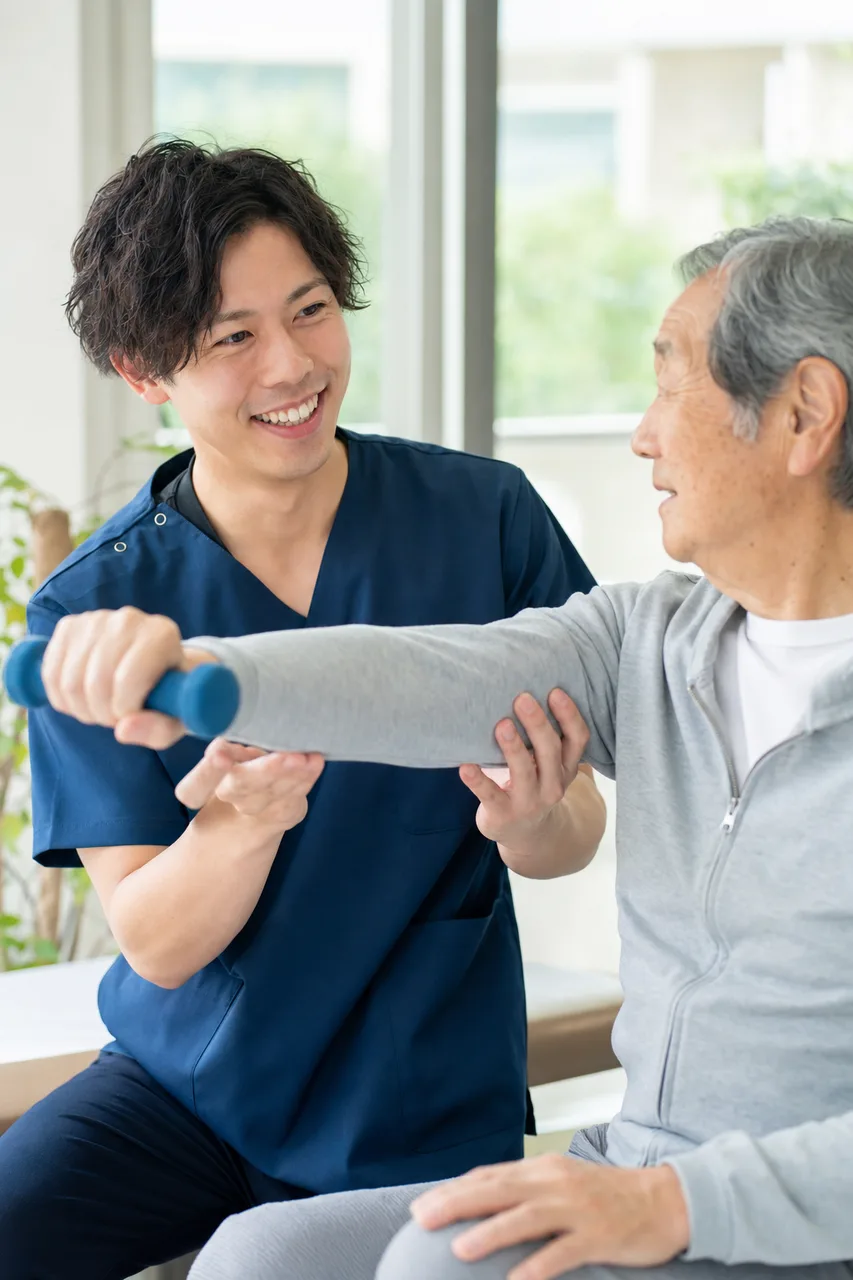 理学療法士とリハビリするシニア（SNS広告用）。理学療法士とリハビリするシニアをテーマに、SNS広告用として使いやすく構成した商用AI素材です。