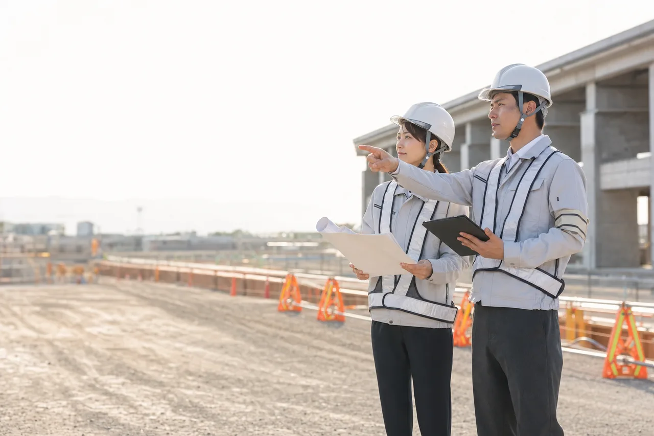 建設現場で安全確認する作業員（提案資料用）。建設現場で安全確認する作業員をテーマに、提案資料用として使いやすく構成した商用AI素材です。