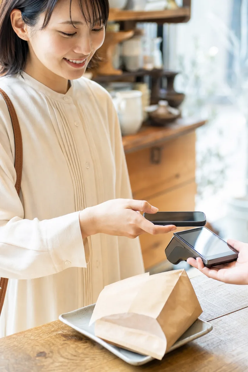 店舗でキャッシュレス決済する顧客（提案資料用）。店舗でキャッシュレス決済する顧客をテーマに、提案資料用として使いやすく構成した商用AI素材です。