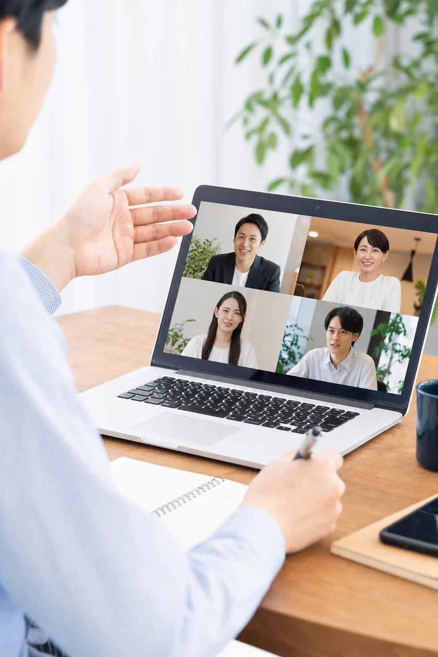 ハイブリッドワークでオンライン会議する社員（提案資料用）。ハイブリッドワークでオンライン会議する社員をテーマに、提案資料用として使いやすく構成した商用AI素材です。