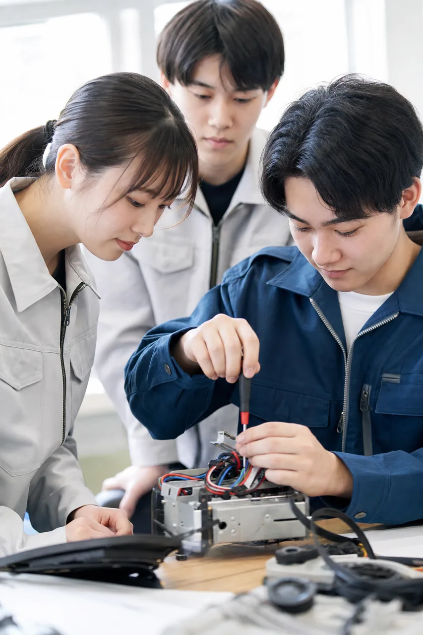 専門技術を実習する若い学生（提案資料用）。専門技術を実習する若い学生をテーマに、提案資料用として使いやすく構成した商用AI素材です。