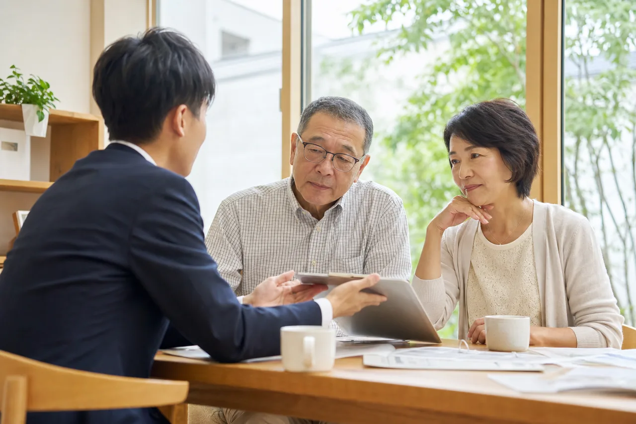 シニア夫婦への保険と資産形成の相談（採用ページ用）。シニア夫婦への保険と資産形成の相談をテーマに、採用ページ用として使いやすく構成した商用AI素材です。