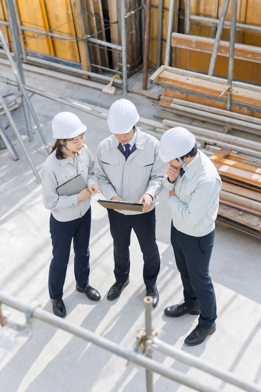 建設現場で安全確認する作業員（採用ページ用）。建設現場で安全確認する作業員をテーマに、採用ページ用として使いやすく構成した商用AI素材です。