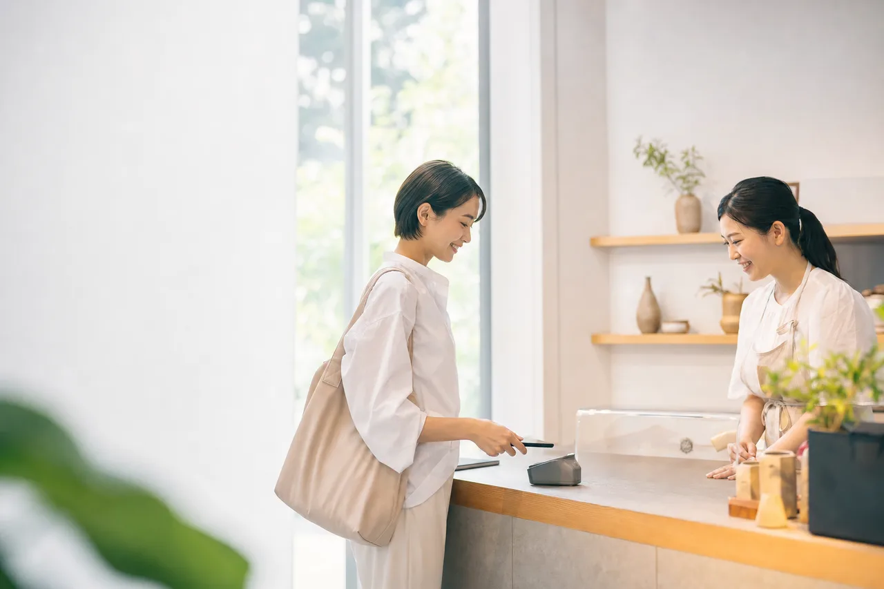 店舗でキャッシュレス決済する顧客（採用ページ用）。店舗でキャッシュレス決済する顧客をテーマに、採用ページ用として使いやすく構成した商用AI素材です。