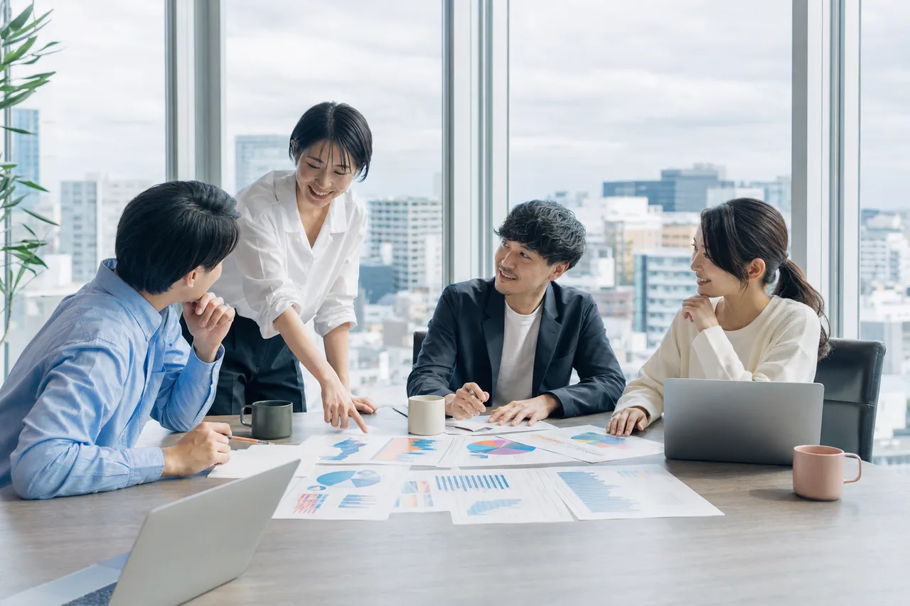 マーケティングデータを分析するチーム（採用ページ用）。マーケティングデータを分析するチームをテーマに、採用ページ用として使いやすく構成した商用AI素材です。