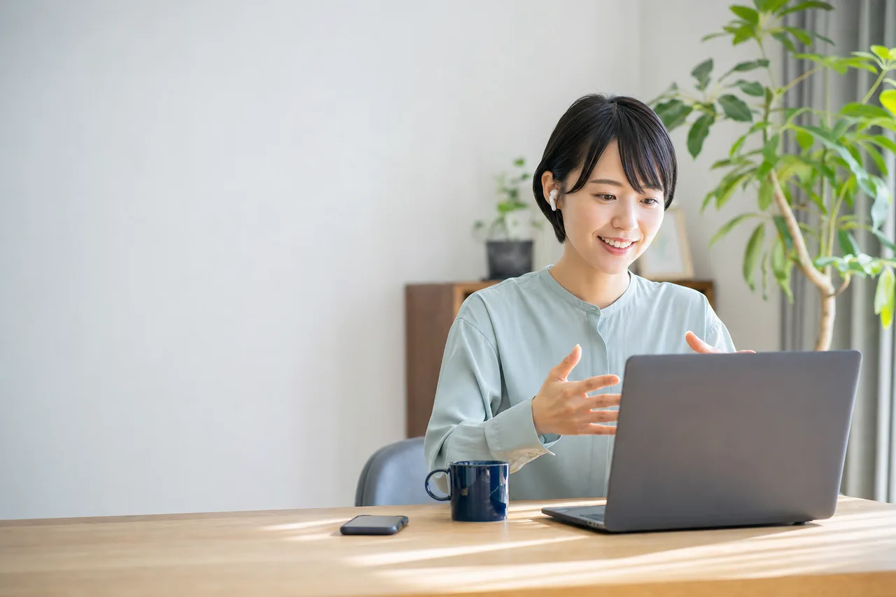 ハイブリッドワークでオンライン会議する社員（採用ページ用）。ハイブリッドワークでオンライン会議する社員をテーマに、採用ページ用として使いやすく構成した商用AI素材です。