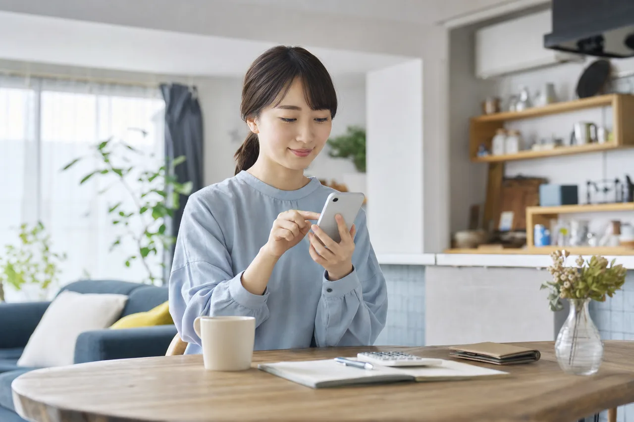 家計を管理するフィンテック利用者（採用ページ用）。家計を管理するフィンテック利用者をテーマに、採用ページ用として使いやすく構成した商用AI素材です。