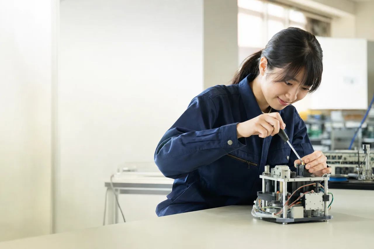 専門技術を実習する若い学生（採用ページ用）。専門技術を実習する若い学生をテーマに、採用ページ用として使いやすく構成した商用AI素材です。