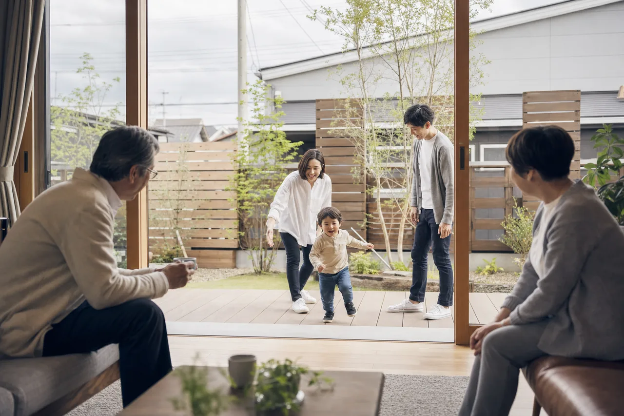 日本の三世代家族の日常（採用ページ用）。日本の三世代家族の日常をテーマに、採用ページ用として使いやすく構成した商用AI素材です。