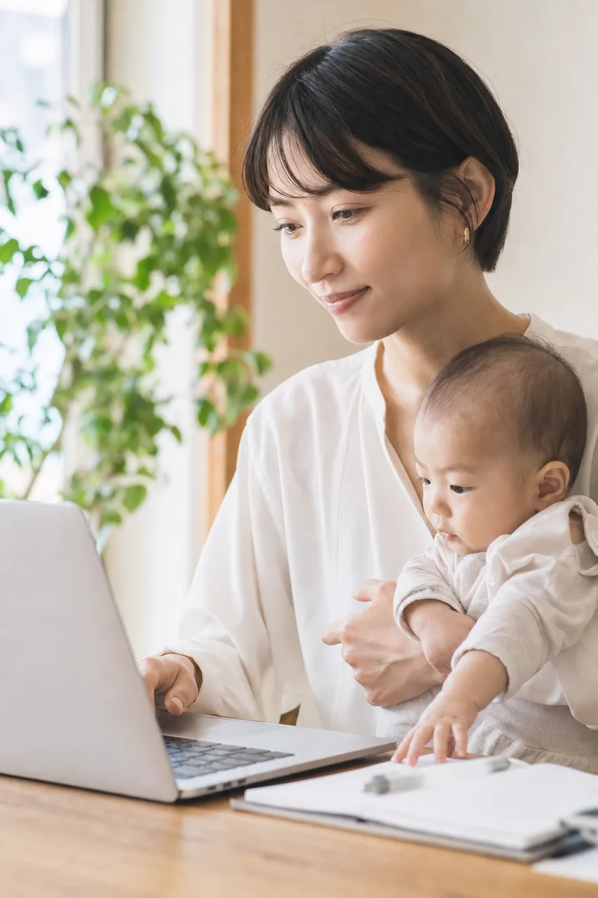 仕事と育児を両立する親（採用ページ用）。仕事と育児を両立する親をテーマに、採用ページ用として使いやすく構成した商用AI素材です。