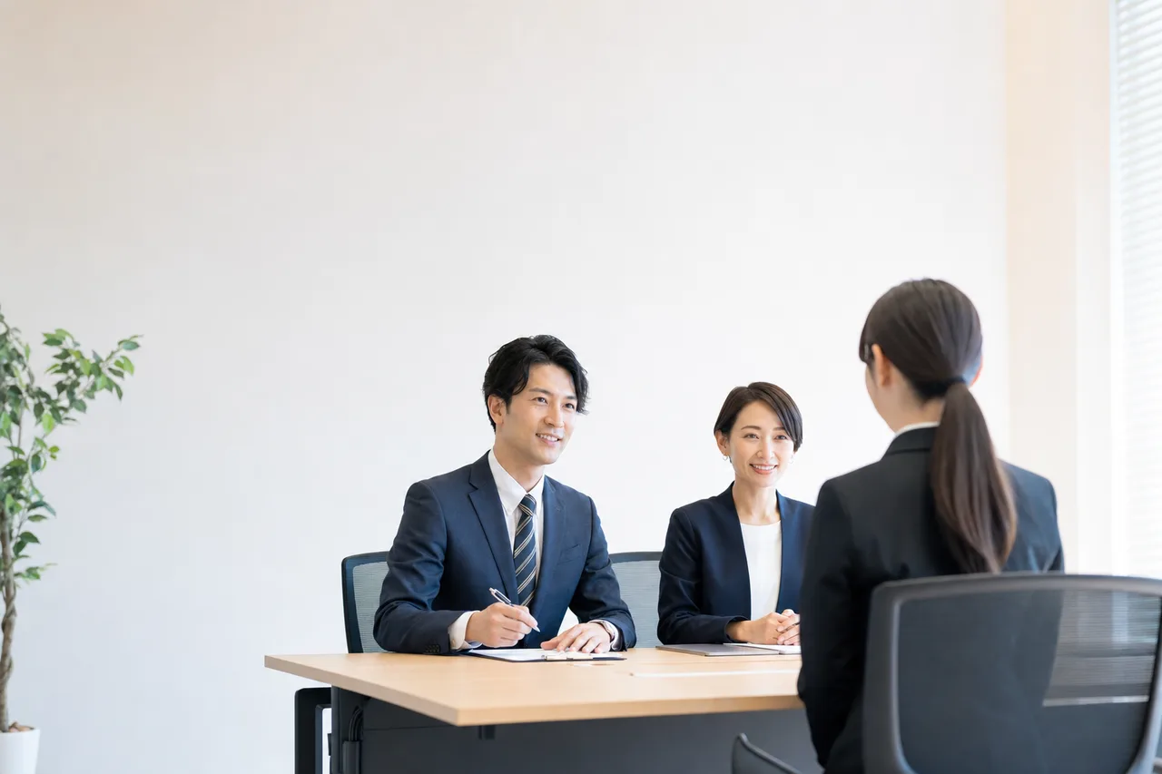 日本企業の採用面接（ブログ記事用）。日本企業の採用面接をテーマに、ブログ記事用として使いやすく構成した商用AI素材です。