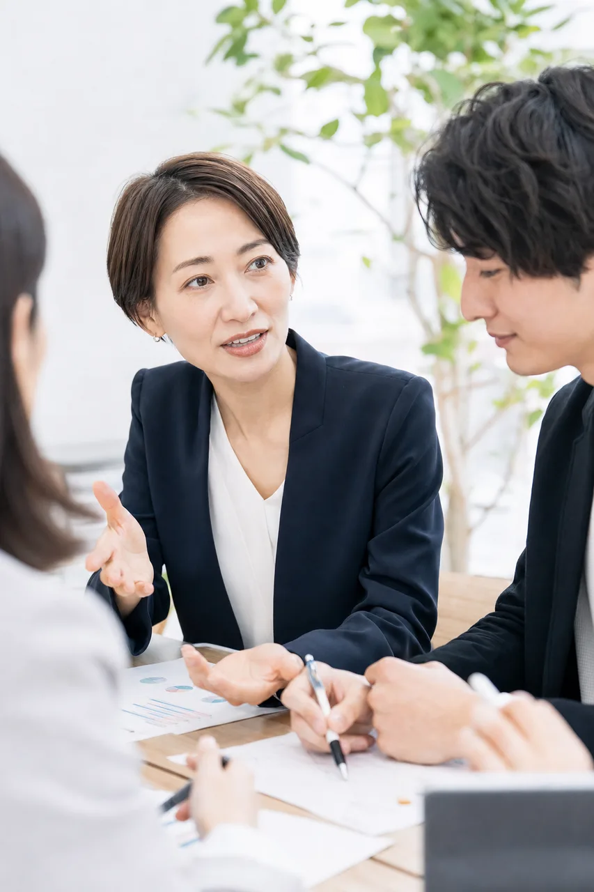日本人女性管理職のリーダーシップ（ブログ記事用）。日本人女性管理職のリーダーシップをテーマに、ブログ記事用として使いやすく構成した商用AI素材です。